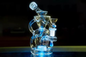 A product photo of an intricate glass bong available for purchase at La Tiendita De Motita.